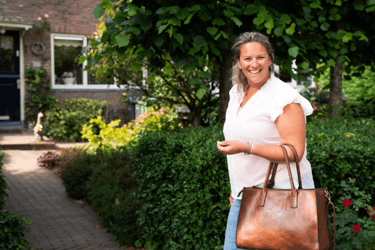 Chantal van Wees komt uit de wereld van het reizen, nu is dolblij met haar werk als Thuisbegeleider bij Amstelring