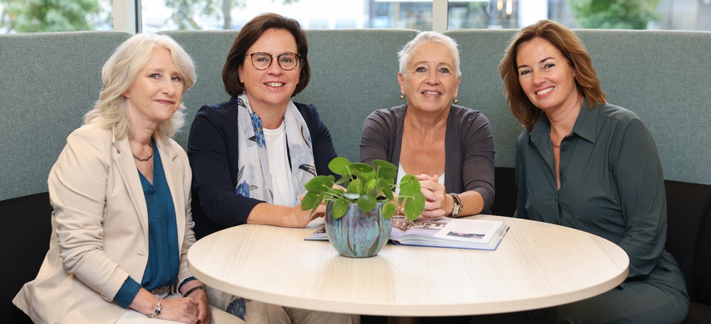 Vrouw met bril en colbertjasje geeft advies advies aan man en vrouw