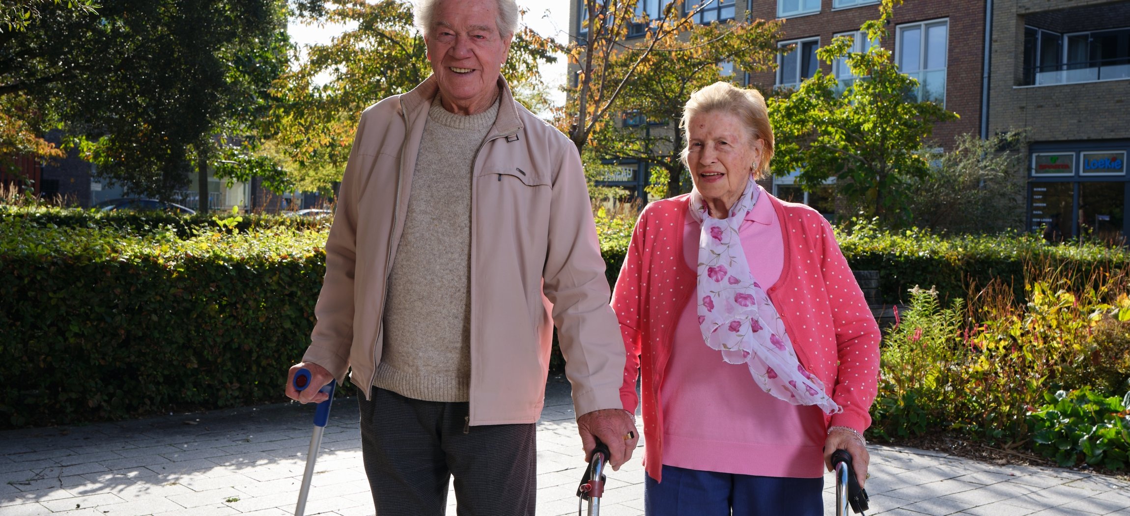 Jonge en oudere vrouw ruiken aan een bloem in de natuur