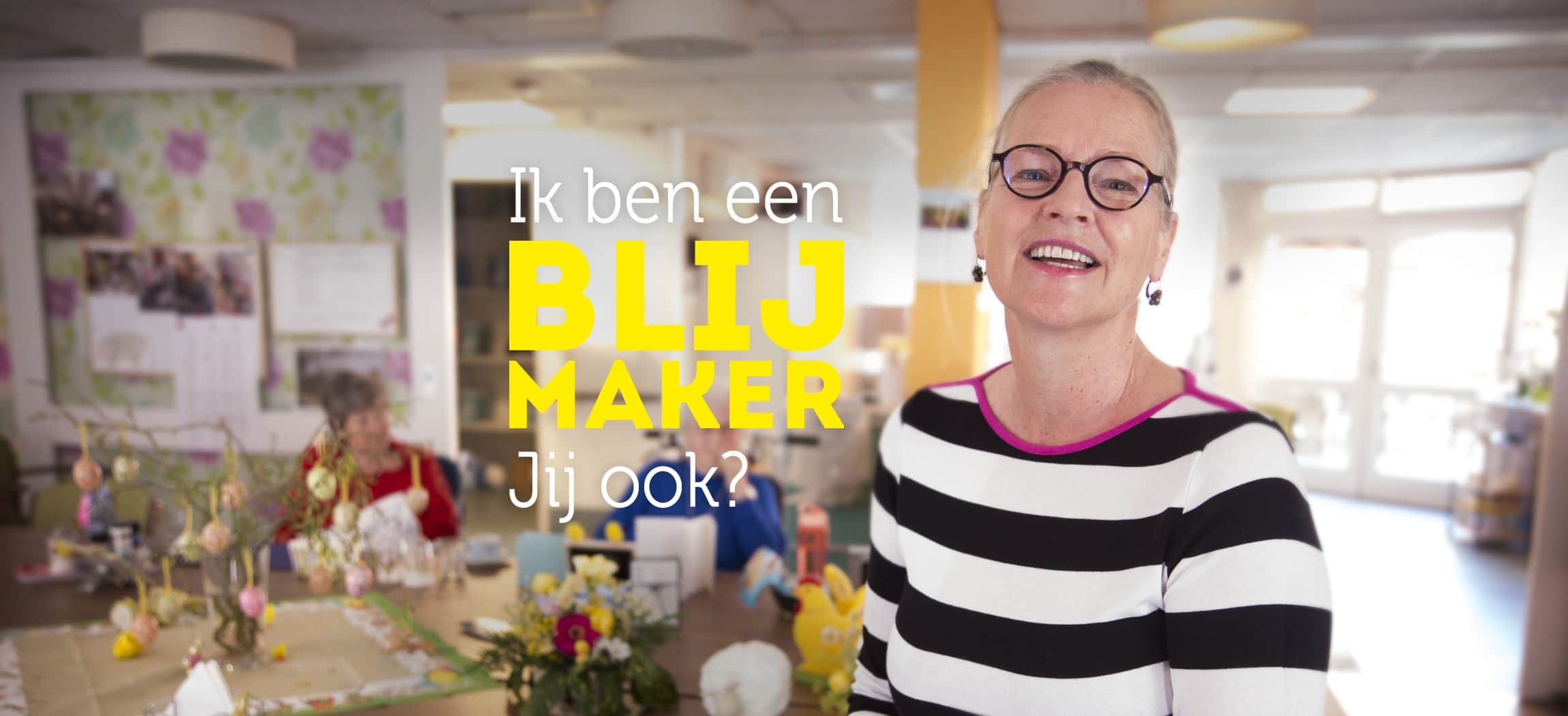 Vrolijke dame in de woonkamer van een verpleeghuis