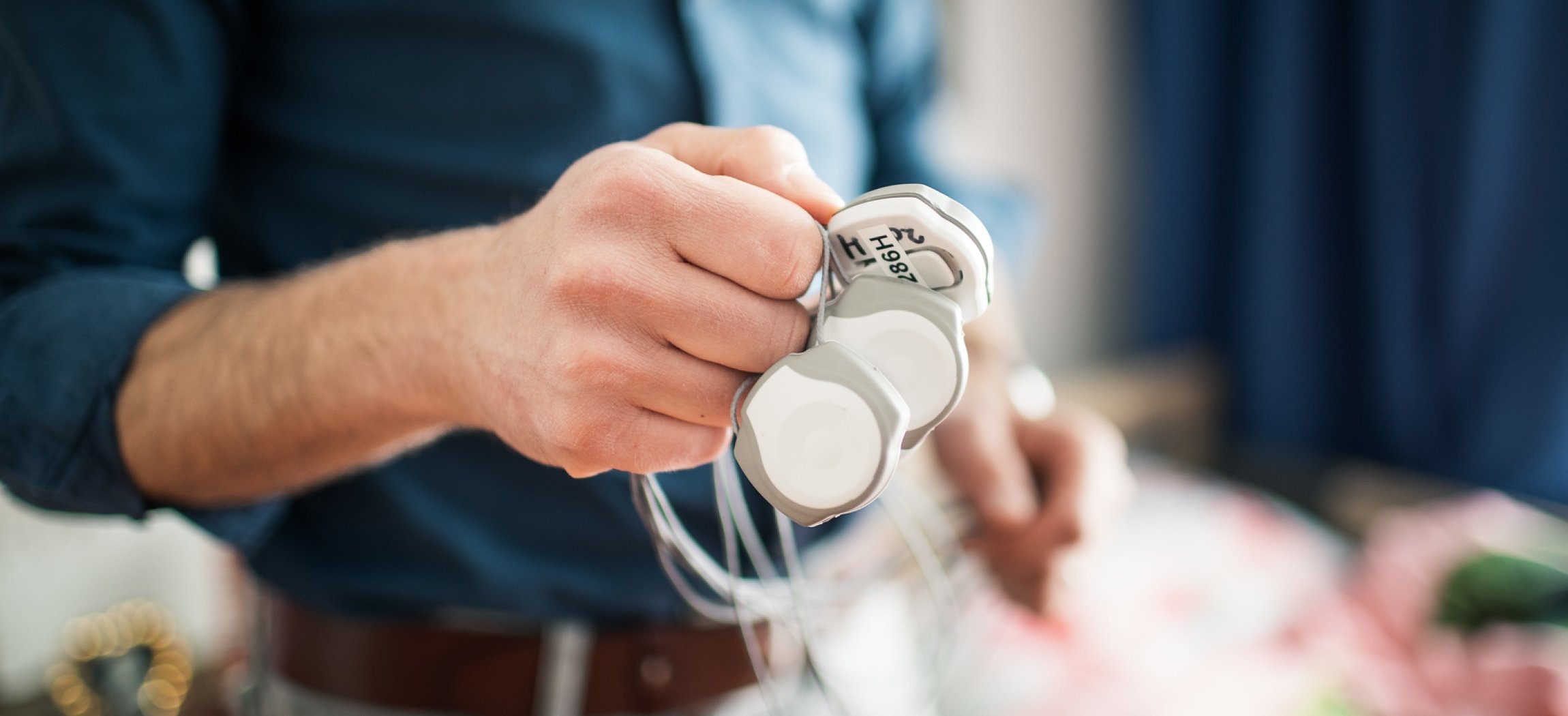 Man die bedsensor onder bed plaatst