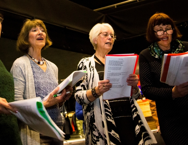 Vrouwen tijdens koor repetitie als dagbesteding
